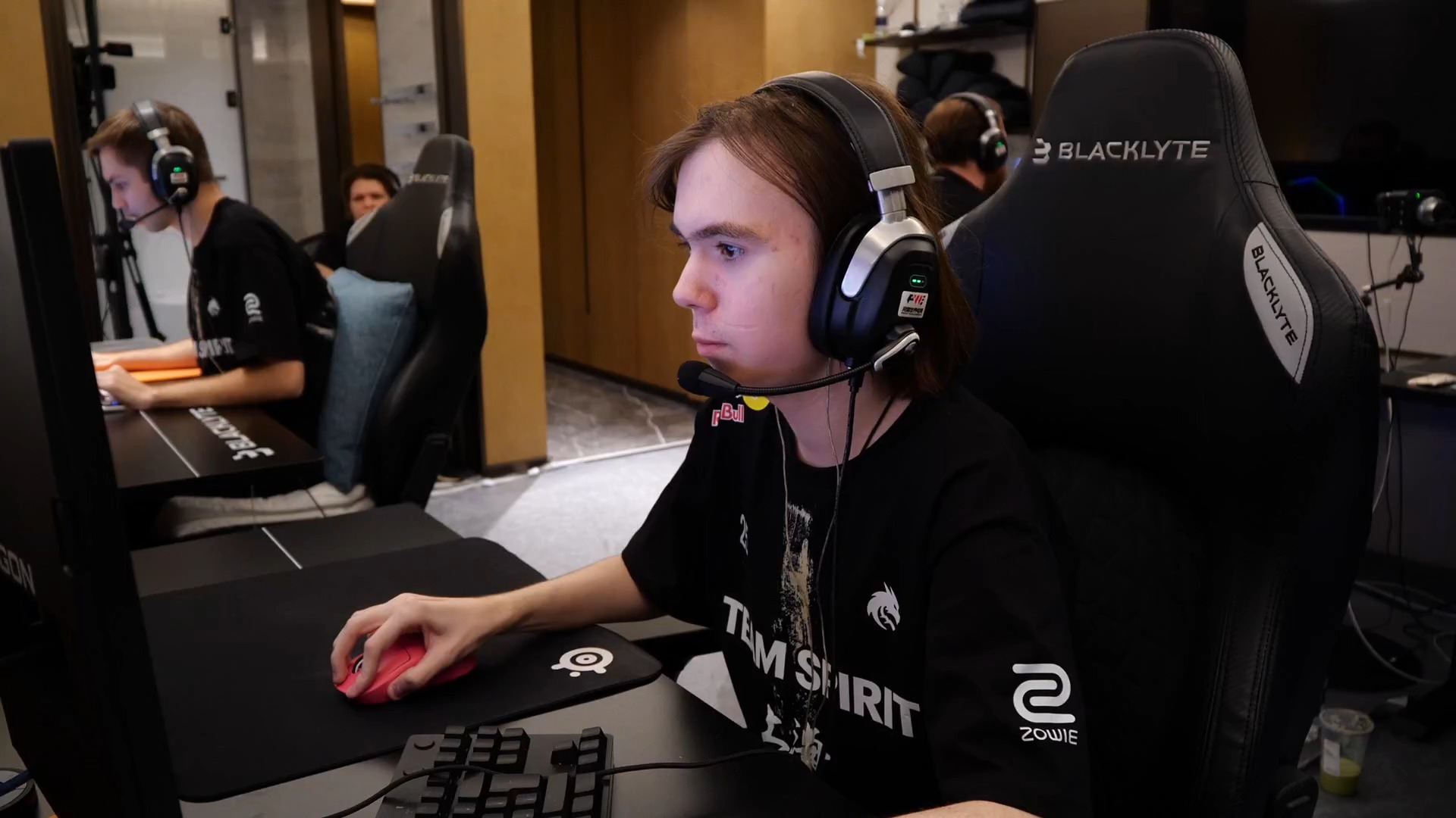 频频受阻 频频受阻